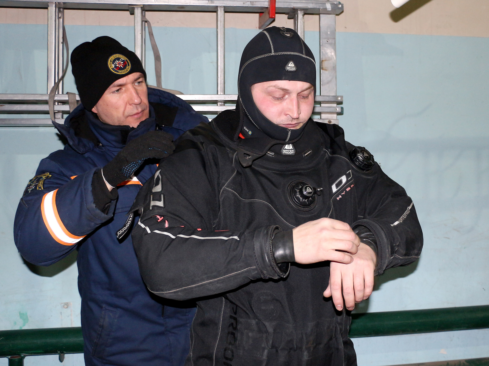 Всё в порядке – иду ко дну. А в воде, всем известно, как дома я