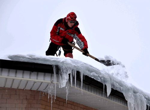 С крыш сбросили, начали готовиться к таянию снега 