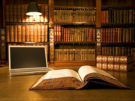 У книжной полки