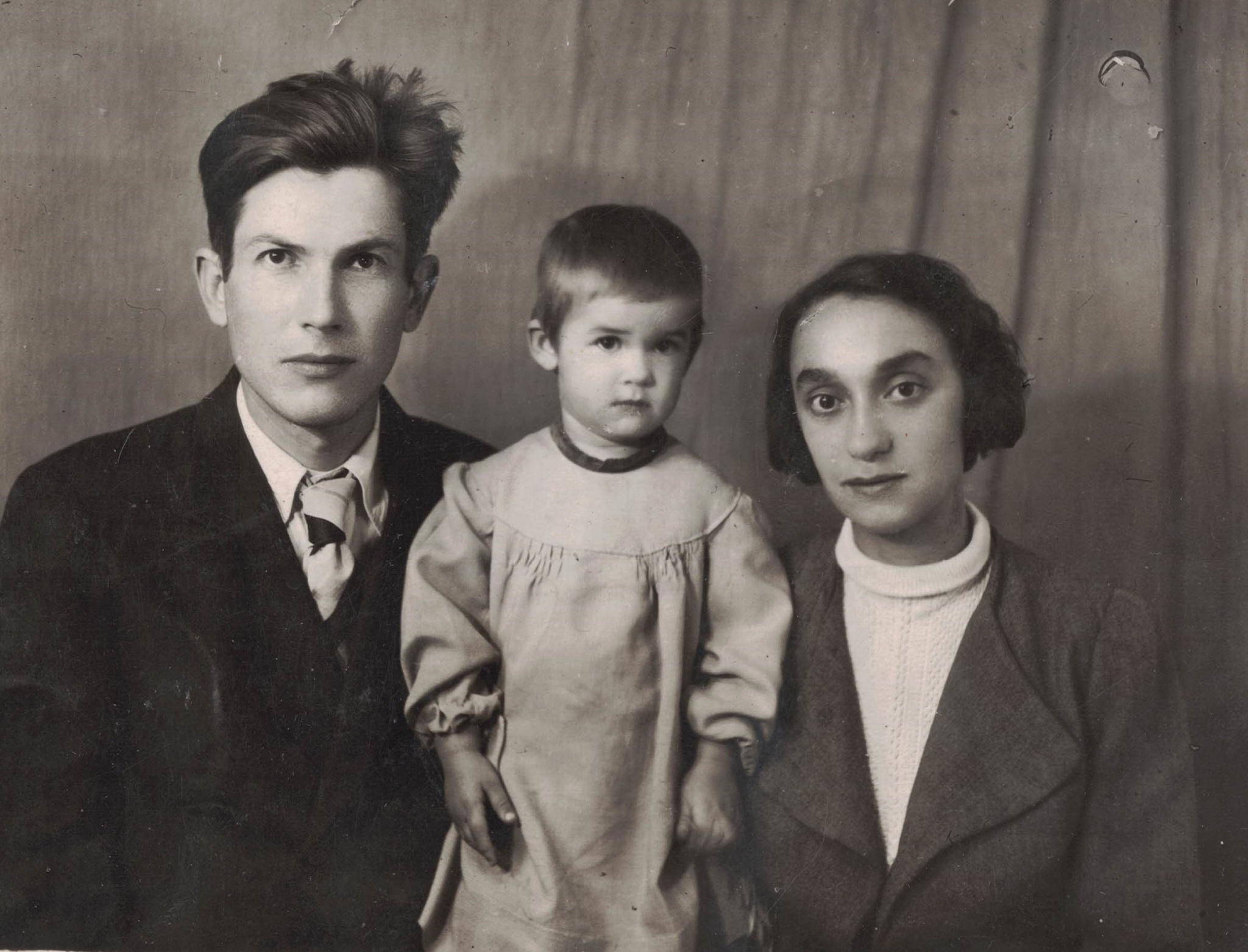 К.А. Тимофеев и Е.Б. Топуридзе с дочерью Наташей. Благовещенск 1946 г..jpg
