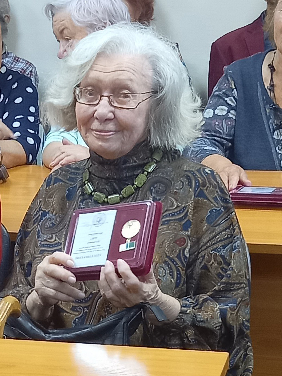 Архипова с медалью.jpg