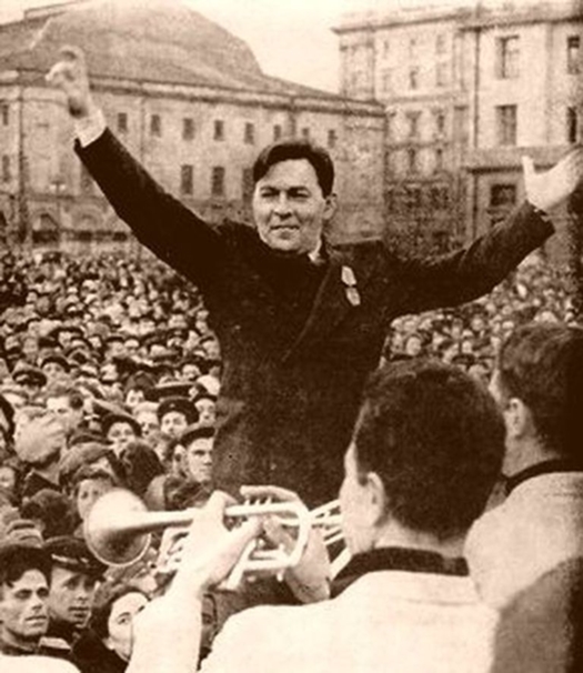 Победа! Выступление Утесова в Москве на пл. Свердлова 9 мая 1945 год.jpg