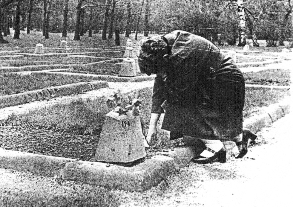 Мама на могиле дедушки Варшава 1980г 1.jpg