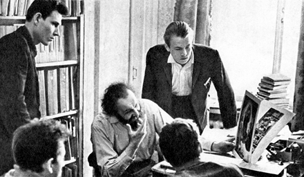 В центре снимка Алексей Андреевич рассказывает нам о Мадонне Рафаэля.png