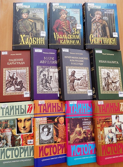 У книжной полки