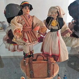 Куклы в чемоданах