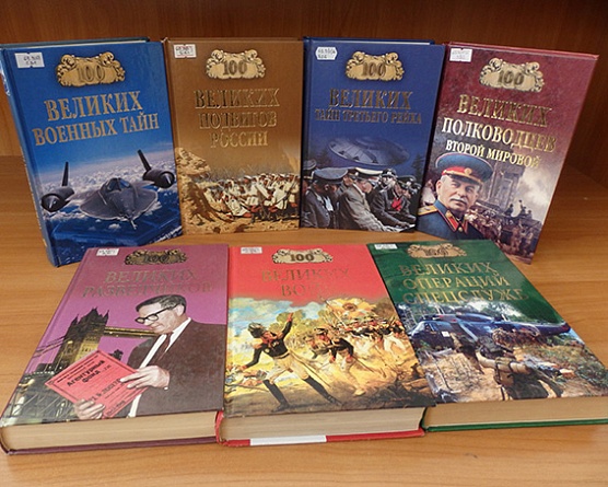 У книжной полки
