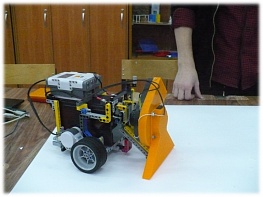 Ребята из школы №112 создали робота-уборщика