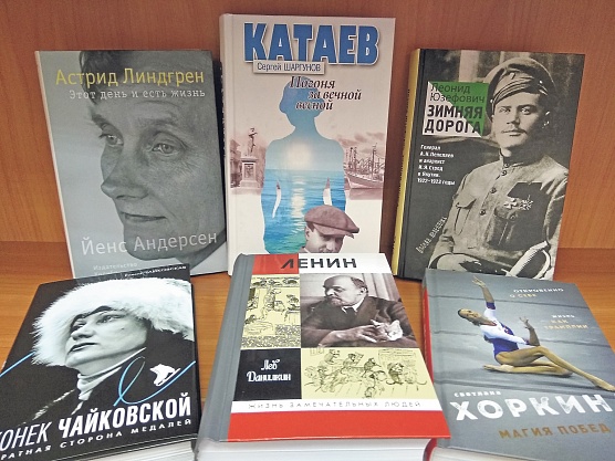 У книжной полки