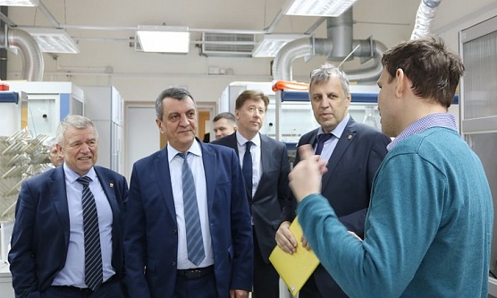 Сергей Меняйло посетил институты СО РАН